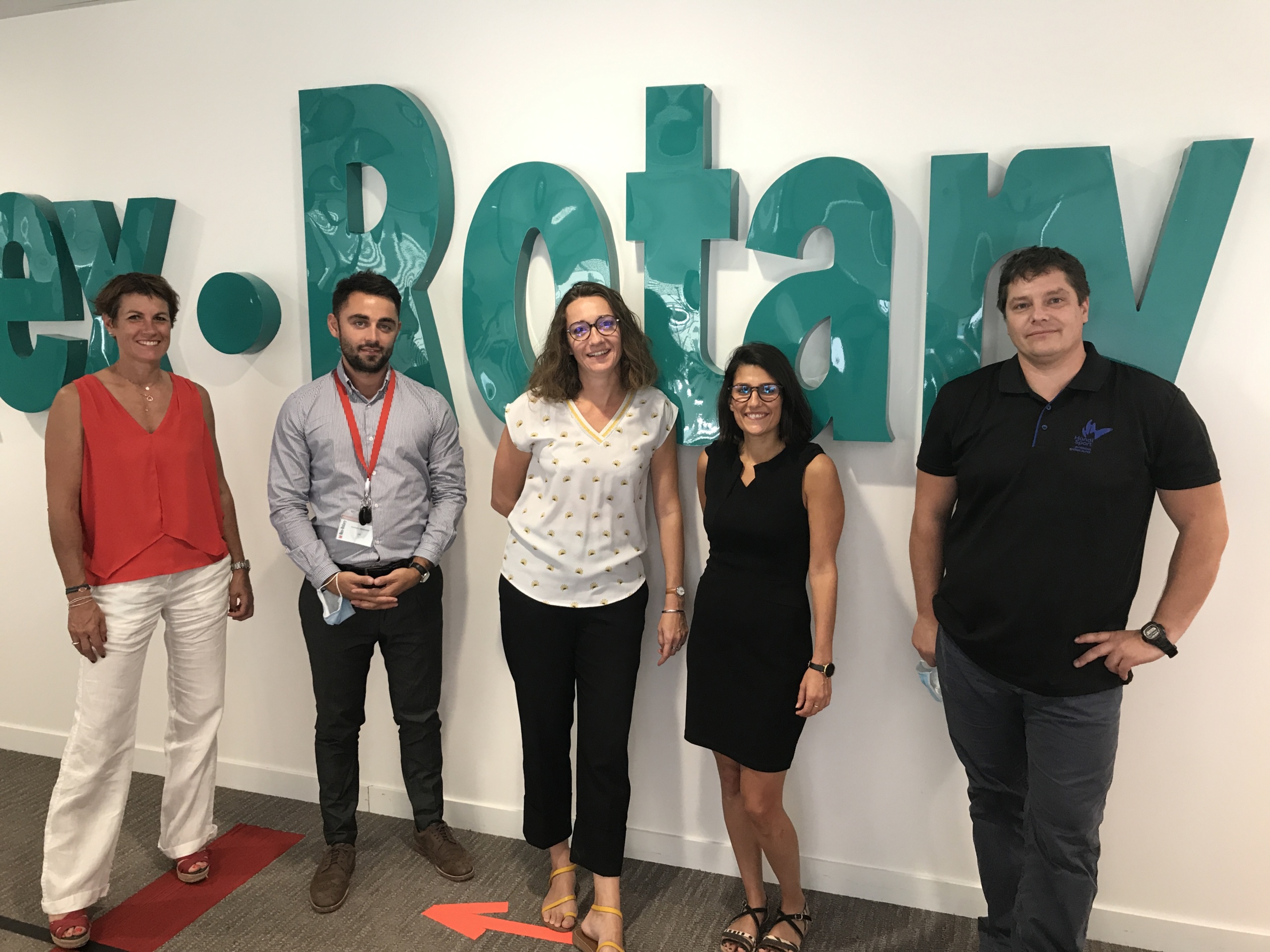Corentin Brignone, Laetitia LLamas et Laetitia Kassapian de Rex Rotary recoivent Emmanuelle Thomas et Romain Didio de la Ligue Handisport Auvergne-Rhône-Alpes