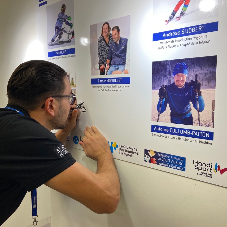 Soirée entrepreneurs du Grésivaudan le 22 novembre 2023 pour présenter le club des partenaires H+Sport . photo de Hyacinthe deleplace signant son affiche