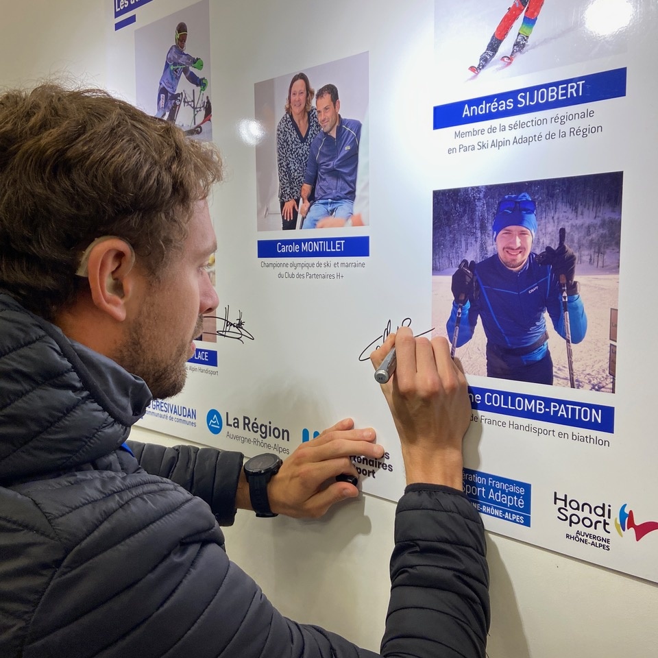 Soirée entrepreneurs du Grésivaudan le 22 novembre 2023 pour présenter le club des partenaires H+Sport . photo de Antoine Collomb Patton signant son affiche