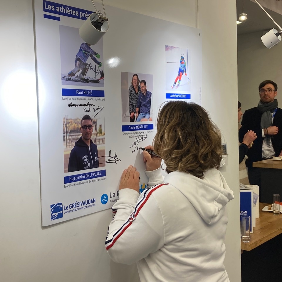Soirée entrepreneurs du Grésivaudan le 22 novembre 2023 pour présenter le club des partenaires H+Sport . photo de carole Montillet signant son affiche