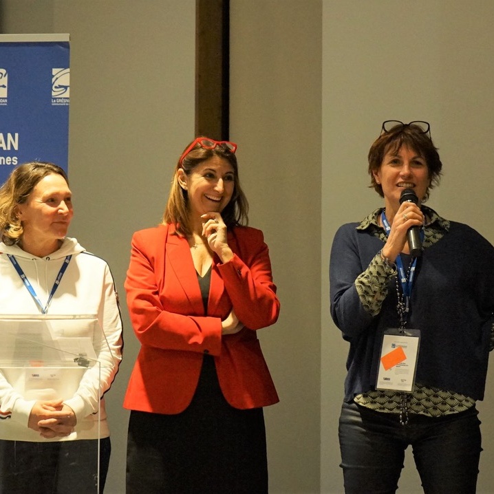 Soirée entrepreneurs du Grésivaudan le 22 novembre 2023 pour présenter le club des partenaires H+Sport . photo de carole Montillet , sandrine Chaix et Emmanuelle Tamisier au micro