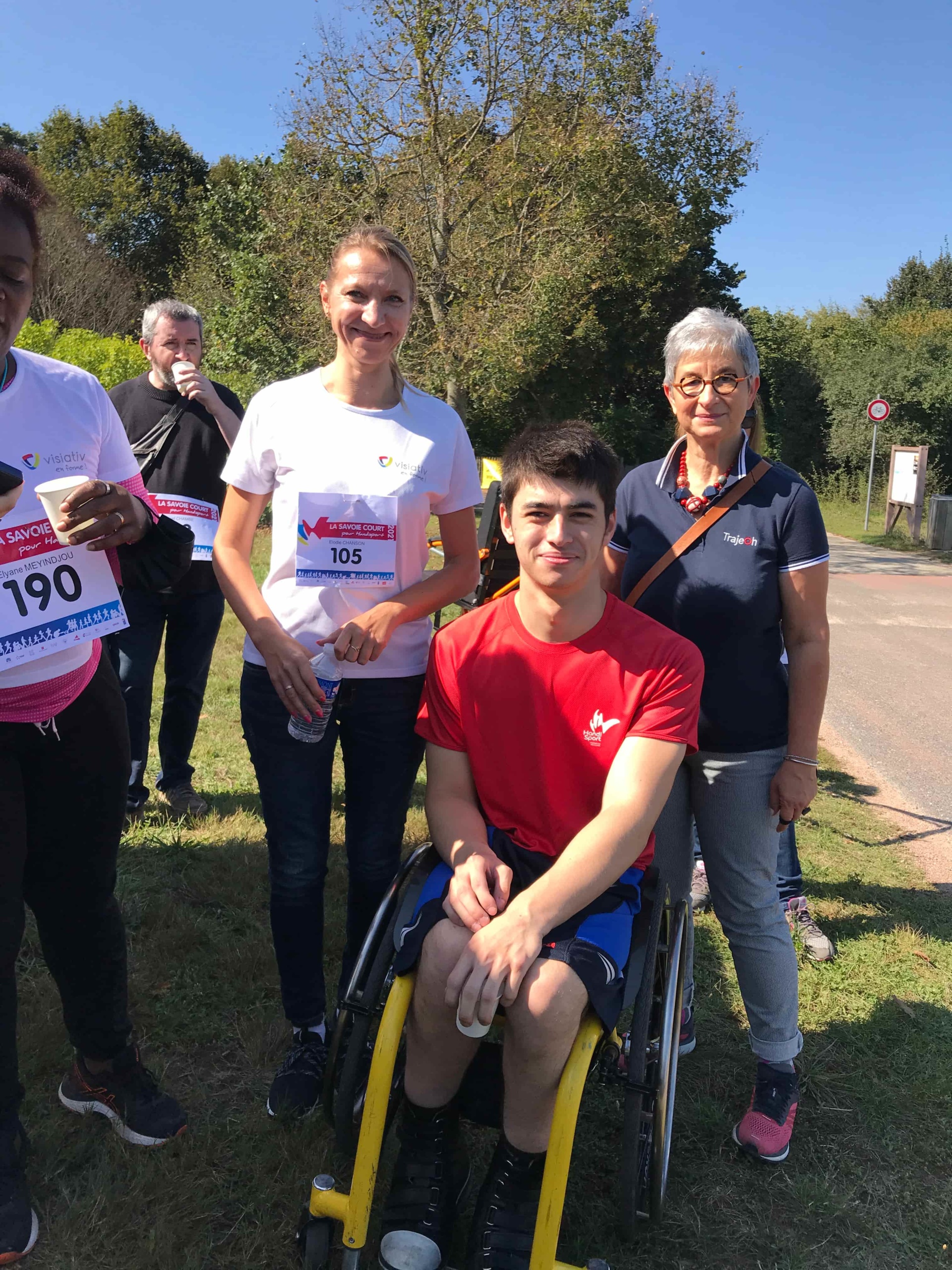 Gaetan Charlot entouré de Elodie Chanson et francoise Duverger