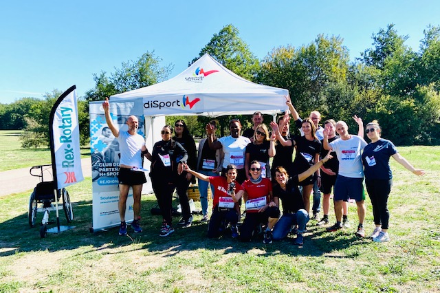 La-savoie-court-pour-handisport-2022 la savoie court pour handisport le 21 sept 2022. photo de groupe avec les collaborateurs de Visiativ et rex Rotary