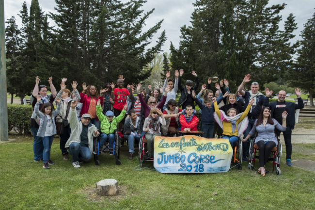 PHOTO-jumbo tous les enfants et leur famille du Jumbo "les enfants d'abord, les enfants à bord"