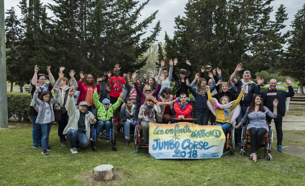 tous les enfants et leur famille du Jumbo "les enfants d'abord, les enfants à bord"