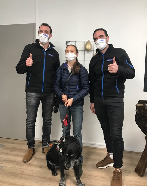 Pierre et Thomas de Parisot entourent Annouck Curzillat tri-athlète non-voyante