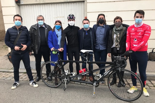 a-mobee-travel-alexandre-lloveras-8-fev-2021 Alexandre LLoveras cycliste noin voyant entouré de Yvan Chetail, Christian Nicolas, Sandrine Chaix, Lucas gebhardt, Nicolas Le marchand, Emmanuelle Thomas et quentin Papillon