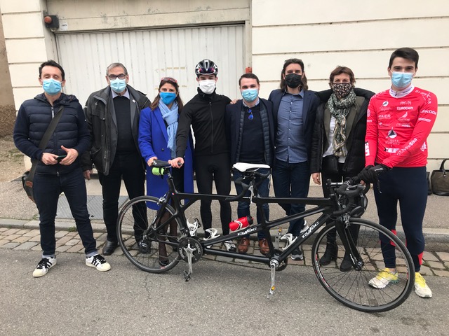 Alexandre LLoveras cycliste noin voyant entouré de Yvan Chetail, Christian Nicolas, Sandrine Chaix, Lucas gebhardt, Nicolas Le marchand, Emmanuelle Thomas et quentin Papillon