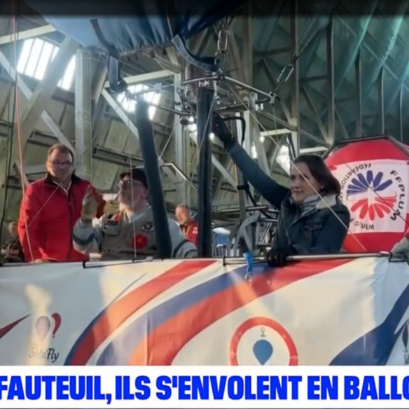 En fauteuil roulant ils s'envolent en montgolfière