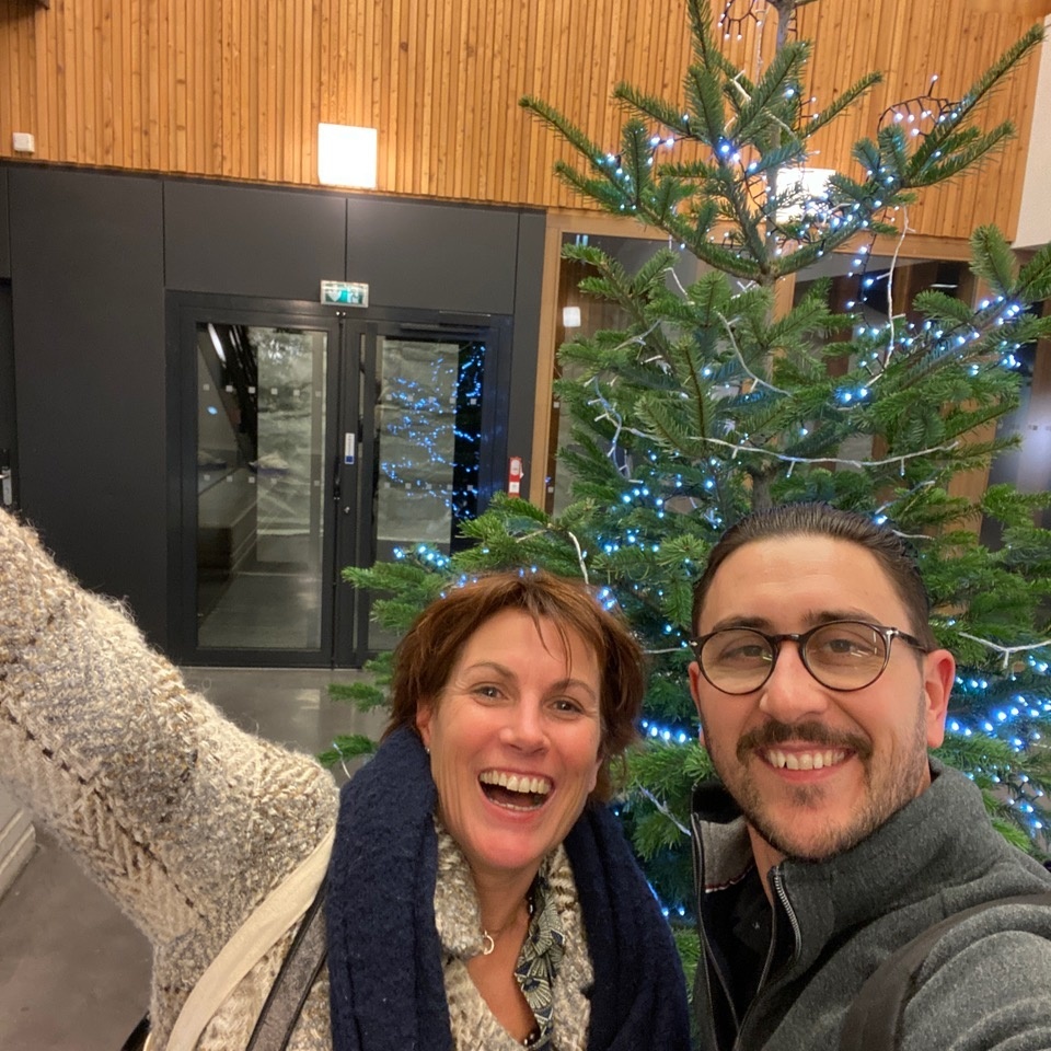 Soirée entrepreneurs du Grésivaudan le 22 novembre 2023 pour présenter le club des partenaires H+Sport . photo détente de Hyacinthe deleplace et Emmanuelle Tamisier devant le sapin de noel