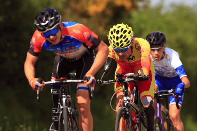 photo-handisport-cyclisme-debout 3 cyclistes handisport en course