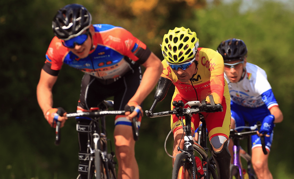 3 cyclistes handisport en course